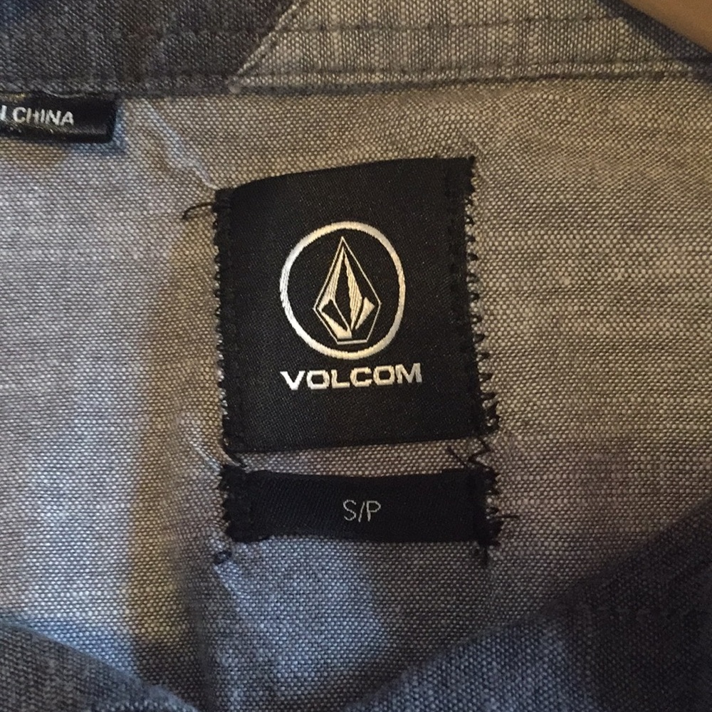 ***SOLD***Men’s Volcom Grey Button Down Sz Small - Picture 4 of 8